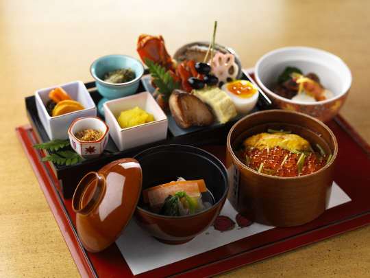 리츠칼튼 서울 일식당 '하나조노'가 1월 1일부터 7일까지 일본 신년 축하 전통 음식인 오세치(Osechi) 요리를 재해석한 '뉴 이어스 오세치'(New Year's Osechi)로 새해를 연다. 뉴 이어스 오세치는 하나조노 총괄 셰프인 표길택 셰프가 한국인의 입맛에 맞는 오세치 메뉴를 선별해 1인 고객도 즐길 수 있도록 미니 사이즈로 재구성했다. 문의 및 예약 02)3451-8276  리츠칼튼 서울 제공